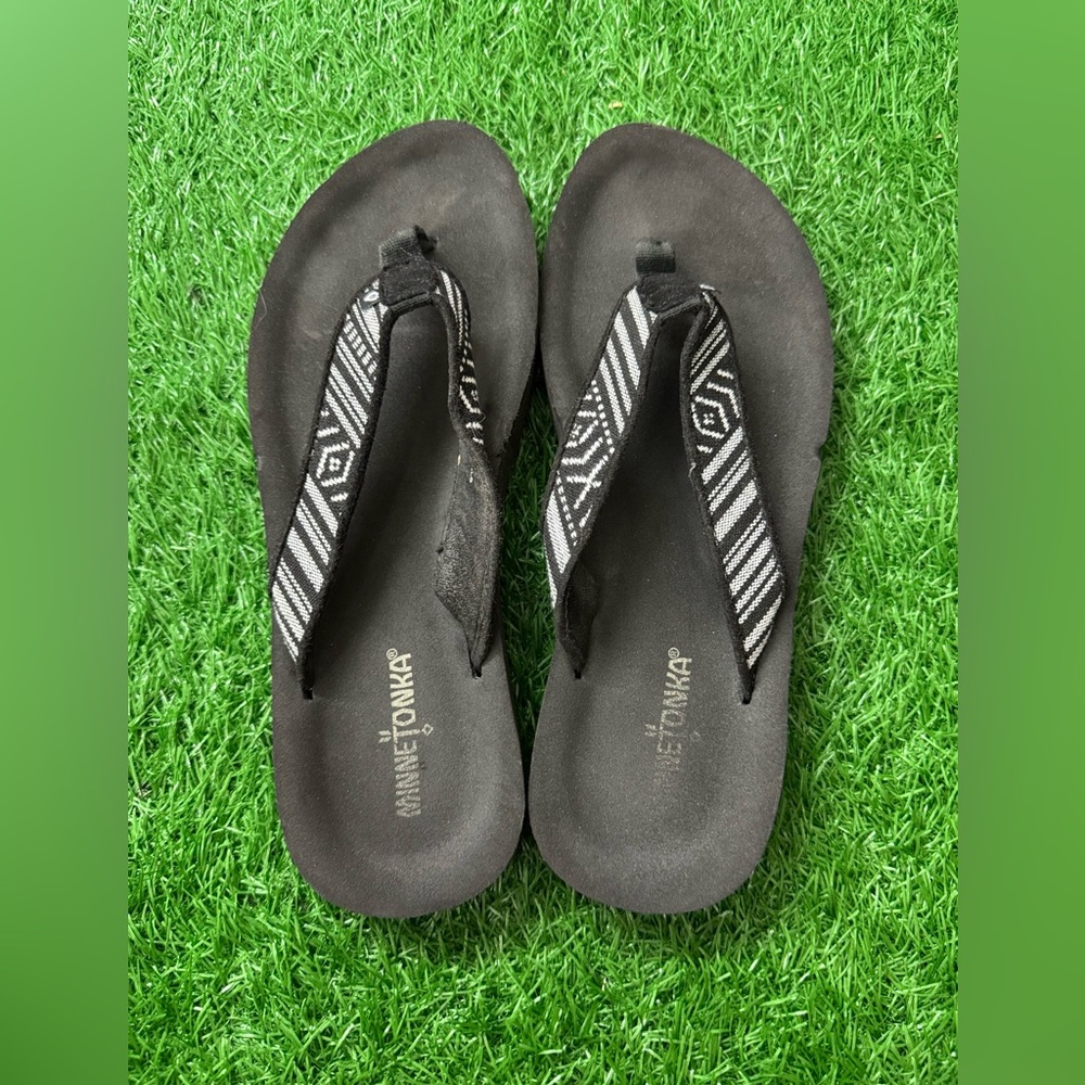 Minnetonkaโ Women's Black Slippers Size 9